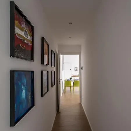 -art Gallery- Luxury Boutique In Center Of Комо