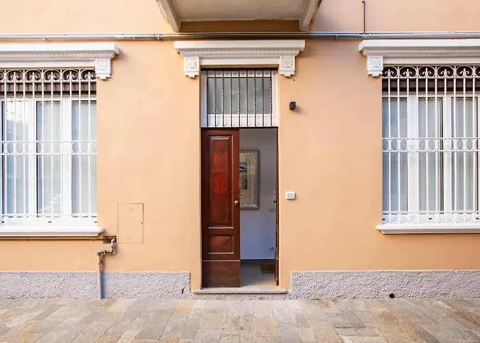 -art Gallery- Luxury Boutique In Center Of