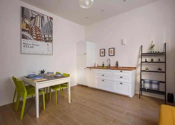 -art Gallery- Luxury Boutique In Center Of Como