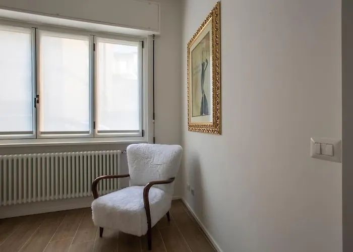 -art Gallery- Luxury Boutique In Center Of