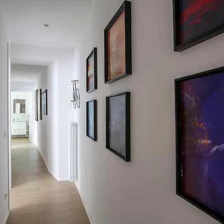 -art Gallery- Luxury Boutique In Center Of Como