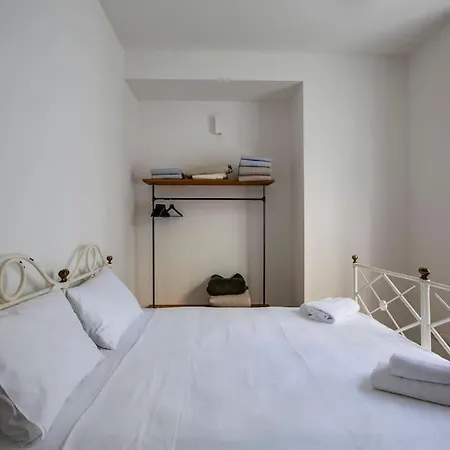 -art Gallery- Luxury Boutique In Center Of * Como