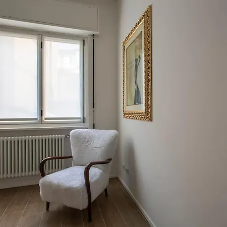 -art Gallery- Luxury Boutique In Center Of