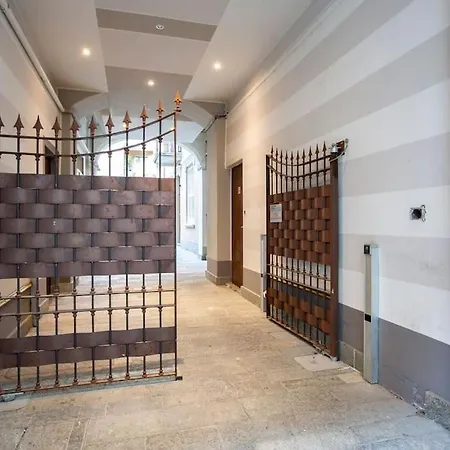 -art Gallery- Luxury Boutique In Center Of *