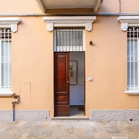 -art Gallery- Luxury Boutique In Center Of