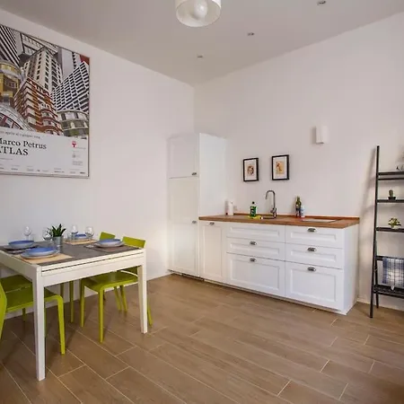 -art Gallery- Luxury Boutique In Center Of Como